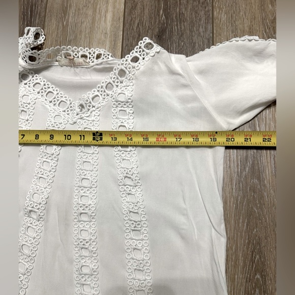 🛍️ Solitare Cold shoulder Lace trimmed top size Medium - Picture 9 of 11